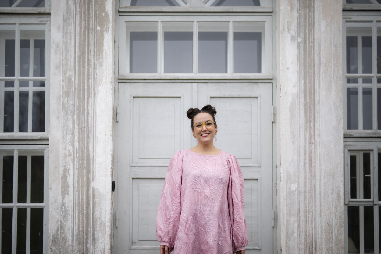 Hanne Valtari on helsinkiläinen kirjailija, toimittajaja ja Lähiömutsina tunnettu somevaikuttaja.