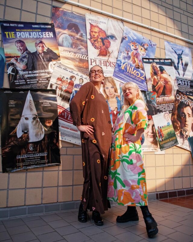 〰️ Mainos: @kulttuuristadi 〰️ Pyllyt tyytyväisenä leffassa! 📽️🙌🏽
 
Eilen oli neljän hienon asian päivä:

☀️ Puin päälle ensimmäistä kertaa keväisen keveän takin
💖 Ihana, hersyväinen ja sydämellinen @muitaihania-Tiina täytti 44 vuotta
🍿 Malmitalon elokuvateatteri Kino Helios sai uudet pehmoiset penkit
🎤 Pääsin kokemaan ennakkoon Alma-dokumentin
 
Tehtiin siis eilen tärskyt lähiössä Tiinan kanssa, ei tosin kotilähiössä vaan Malmilla. Vein synttärisankarin syömään korealaiseen Kiva-ravintolaan, jonka kimchien, poke bowlien ja bibimbapien ääressä oli ravintolan nimen mukaisesti kiva vaihtaa kuulumiset.
 
Sitten malttoikin istua vierekkäin hiljaa 90 minuuttia ja keskittyä nauttimaan Kino Helioksen penkkien pehmeydestä ja Alma-dokumentin aikaansaamasta tunnekavalkadista 🥹😎😂🤩😭🥳😍
 
Sillä kyllä, tämä on iso asia, etenkin jokaisen leffarakastajan pyllylle! 🍑 Malmitalon ikioma elokuvateatteri Kino Helios on saanut tavallisten tuolien tilalle ihan ehdan katsomon pehmeine penkkeine ja käsinojineen. Kyllä lähiökorttelikinossa nyt kelpaa!
 
Että jos et ole aikaisemmin käynyt Kino Helioksessa, nyt sitä suosittelee niin mieleni, kukkaroni kuin pyllyni. Elokuvaelämys tekee hyvää, elokuvaliput maksavat vain 8 euroa + saliin saa ottaa omat herkut mukaan ja takalisto pysyy mukavasti uusissa penkeissä pidemmänkin rainan ajan.
 
Tällaisia leffoja esimerkiksi olisi tarjolla:
 
🍑 Priscilla 8.3. klo 18.00
🍑 Heinähattu, Vilttitossu ja Kana 9.3. klo 15.00
🍑 The Zone of Interest 9.3. klo 18.00
🍑 Dyyni II 16.3. klo 18.00
🍑 Kuukauden klassikkoelokuva: Stand by me 21.3.klo 18.00 (nämä ovat aina ilmaisia!)
🍑 Myrskyluodon Maija 22.3. klo 18.00
 
Artisti Almasta kertovaa dokumenttia pääsee katsomaan pe 5.4. kello 18 ja ke 10.4 kello 18. Dokkarin on ohjannut Pamela Tola, joka kurkkii ekassa kuvassa minun ja Tiinan välissä, julisteesta kylläkin.
 
Yllätyin, miten viivana dokumentti porautui sekä nauruhermoon että jonnekin kyynelkanaviin. Leffa aiheutti akuuttia halua bailata festareilla, juoda kuohuvaa suoraan pullosta, kiroilla niin maan per**leesti ja rutistaa halaukseen kaikki tärkeät. 

Lopulta kaikessa, ihan vi**u kaikessa, tärkeintä ovat läheiset; perhe, ystävät ❤️
