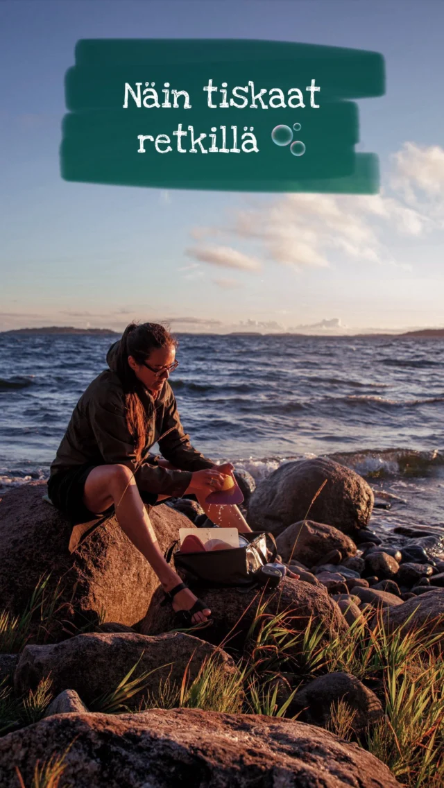 Nyt tiskataan retkellä! 🏕️🫧
 
Ensin haetaan vesi, tällä kertaa merestä. Jos vesistöä ei ole, tiskivesi pitää kantaa mukana (tai päiväretkellä jättää tiskit tehtäväksi kotona).

Me tiskasimme retkillä kauan tyyliin puolen litran retkikattilassa, mutta tuo videolla näkyvä Ortliebin kokoontaittuva pesuvati on ollut superhyvä monitoimivempele retkeilyyn. Siinä saa pestyä pitkillä reissuilla myös hiukset ja sen kyytiin saa kerättyä yllätyssienet. Olemassa on myös vesipusseja, jotka ovat kevyempiä ja menevät pienempään tilaan. 
 
Hävettää, että itse en tätä aikoinaan tiennyt: oleellista on se, että ei tiskata vesistössä. Vaikka ja KUN käyttää biohajoavaa tiskiainetta, ei pesuaineiden kemikaaleja ja ruuantähteitä pidä koskaan päästää suoraan vesistöihin sen herkkää eloa vaarantamaan ja rehevöittämään.
 
Siksi tiskauksen jälkeen pesuvesi imeytetään vähintään viiden metrin päähän rannasta.
 
Pidetään yhdessä huolta meidän Itämerestä ja muista vesistöistä 💙