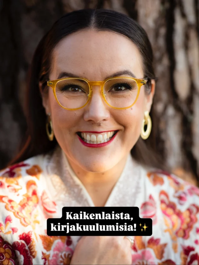 Kaikenlaista, kirjakuulumisia! ✨

📚 Valmis paketti -kirjani löytyy nyt kuunneltavaksi Spotifysta.

Sinne se yhtäkkiä lätkähti tiistaina. Tiedotus kirjailijoiden suuntaan tästä oli harmillisen köppäistä, ja Spotifyn syhmyröinnistä on ihan yhtä riemukkaat fiilikset kuin vaikka Metasta. 

Mutta: olen antanut kustantamolle vastuun kirjan myynnistä ja toivonut Valmiin paketin löytyvän mahdollisimman monen putiikin ja kioskin hyllystä. Nyt kirjani päätyi putiikkiin, jonka tiski palvelee noin 700 tuhannen suomalaisen puhelimessa ja / tai tietokoneessa. 

Premium-tilaukseen kuuluu 12 tuntia äänikirjakuuntelua kuukaudessa, lisätunteja voi ostaa erikseen. Lisäksi on mahdollista ostaa yksittäisiä äänikirjoja. 

Viihdettä kulutetaan valtaosin äänikirjana, joten Spotifyn kautta luomani ruuhkavuosiromantiikkakirjallisuus löytänee uusia korvia ja kirjoista saamiini kapoisiin tulovirtoihin liittyy uusia pikkupuroja. Ja ehkä ei-lukevia ylipäätään löytää tiensä kirjojen pariin! 

📚 Valmis paketti -kirja löytyy nyt yhtenä äänikirjatiedostona!

Valmis paketti ilmestyi viime vuonna ennakkoon Storytelin joulukalenteriäänikirjana. Se tarkoitti sitä, että joka päivä kuunneltavaksi tuli uusi lukuluukku. Se oli kutkuttavan hauska tapa lasketella kohti joulua! 

Kirja pysyi tällaisessa formaatissa kuitenkin myös sitten, kun kaikki ”luukut” olivat avattu. Jokainen kirjan luku on siis pitänyt etsiä erikseen kuunteluun. Ärsyttävää, sanoitte te.

Mä välitin teidän palautteet kustantamoon, ja tadam, nyt kirja on saatavilla yhtenä yhtenäisenä äänikirjana! Jos kuitenkin haluat kuunnella kirjan joulukalenterina, sekin onnistuu yhä.

📚 Valmis paketti -kirja löytyy nyt Goodreadsista!

Tämän kanssa meinasi jo tulla epätoivo ja itku, mutta kiitos eräiden teistä, Valmis paketti löytyy nyt VIHDOIN kirjamaailman somesta, Goodreadsista! Käy siis ihmeessä merkkaamassa Valmis paketti luetuksi tai ”Want to read” -, jos asia näin on. Se auttaisi kirjan näkyvyyttä hurjasti.

📸 @doritsalutskij 
💄 @riiakoivisto 
#valmispaketti #ruuhkavuosiromantiikkaa #kirja #kirjailijaelämää #äänikirja