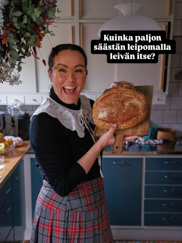 Kuinka paljon säästän leipomalla leivän itse? 🥖

Ensimmäisestä hapanjuurileivästäni on nyt vajaat 3 vuotta.

Sitä seurasi aika, kun leivoin kaiken syömämme leivän itse, sillä tapanani on mennä täysiä tai ei ollenkaan. Mutta kun löysin itseni sen kymmenennen kerran leipomasta leipää keskiyön jälkeen ja väsyä kirvellen, tulin järkiini.

Nykyään meille ostetaan myös leipää, ja leivon kun ehdin. Se onnistuu kerran, yleensä kaksi kertaa viikossa. Joka kerralla syntyy kaksi leipää.

Varovaisen arvionkin mukaan olen leiponut siis vuosien aikana 450 leipää 🤩

Levain-leipä maksaa valmiiksi ostettuna noin 6–11 euroa, riippuen muun muassa siitä, ostatko sen marketista vai leipomosta. Se tarkoittaa, että olen leiponut meille leipää 2 700–4 950 euron edestä.

Paljonko olen mahtanut säästää? 450 leivän leipomiseen on mennyt noin 170 kiloa jauhoa. Käytän kotimaisia marketin oman merkin luomuvehnäjauhoja, jonka tämän hetken kilohinta on 1,29 euroa. Se tarkoittaa, että jauhoihin on mennyt 219,3 euroa.

Se tekee yhden leivän hinnaksi alle 50 senttiä. Toki päälle tulevat uunin lämmitykseen menevät kulut, suolapussin osto silloin tällöin ja joku roponen vedestä. Lisäksi laitan leivän mukaan yleensä siemeniä, leseitä, yrttejä ynnä muuta sellaista, mitä kaupan levaineissa ei ole.

Oli miten oli, hapanjuurileivän leipominen itse verrattuna ostettuun on säästänyt kolmessa vuodessa vähintään noin 2 500 euroa, parhaimmillaan jopa kaksi tonnia enemmän.

Vaikka en tee tätä rahan takia, vaan tekemisen ilosta, onhan tuo summa aika mellevä kannustin jatkamaan harrastamista 🙌✨

#hapanjuuri #hapanjuurileipä #hapanjuurileivonta #urbaanimarttailu