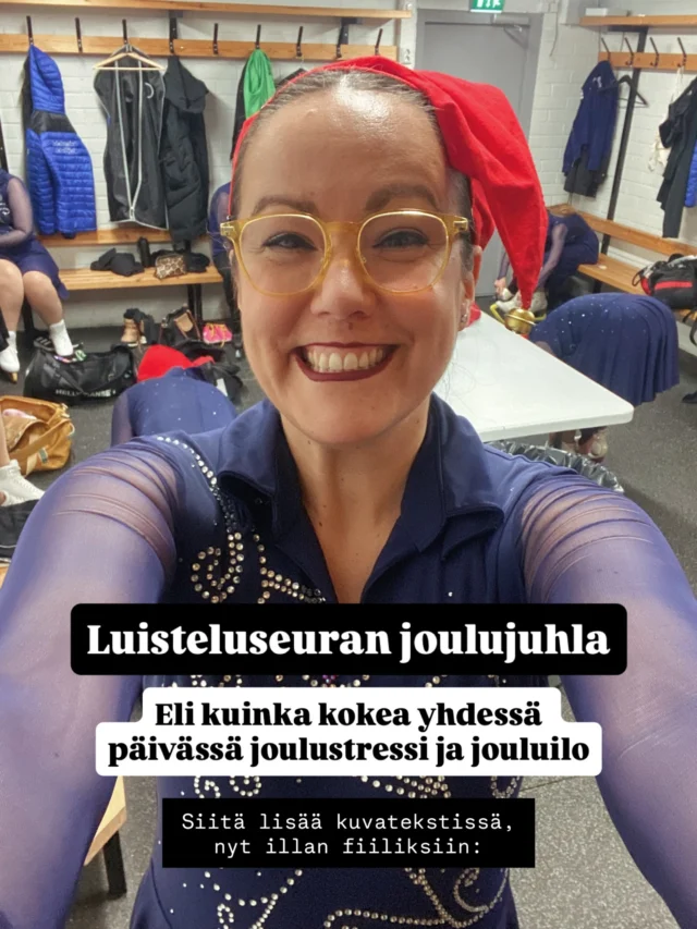 Luisteluseuran joulujuhla – eli kuinka kokea yhdessä päivässä joulukuun koko mahdollinen tunneskaala kiirestressistä yhdessä olemisen iloon 🫣😮‍💨😍

Mites teillä ehditään arki-iltoina oleviin joulukuun rientoihin? Mulle on edelleen mysteeri, miten muut vanhemmat ehtivät alkuillan juhliin ja esityksiin päiväkodille, kouluun ja harrastuksiin. Miksi mä olin ja olen aina se, joka säntää paikalle hikisenä, räjähtäneenä ja ajatukset vielä ihan toisaalla?

(Just luin Wilmasta, että huomisaamuna koululla olisi itsenäisyyspäivän juhlat, joissa lapsi vielä kaiken lisäksi esiintyy. Ihanaa, ja samalla MITEN. Miten mä nyt sinnekin ehdin?)

Koska lasten menoissa ei ole tarpeeksi juoksemista, laitoin sitten vielä yhden oman harrastuksen esityksineen ja kilpailuineen siihen päälle 🤪

Siispä eilen piti olla kello neljältä naama glitternäkkärillä ja tonttulakki täpäkkänä jäähallilla.

Se tarkoitti sitä, että vedin päivää läpi kiireen pyöriessä rintakehän päällä tulipallona yhä kiihtyvään tahtiin. Vaihdoin työroolien välillä lennossa, hotkin lounaan palaverissa, meikkasin toisessa ja lähdin kotoa tyylikkäästi kiukuttelemalla lapsille vielä ovella jostain mitä en enää edes muista.

Juoksin bussiin, hiki valui seuratoppatakin alla ja lipunmyyntisivuston kaaduttua kolme kertaa, sain ostettua lapsille sekä ystävälleni Marikalle lupaamani liput illan joulujuhlaan. Miksipä niitä olisi ajoissa ostanut, kun voi jättää viime tippaan!

Hallilla oli onneksi aikaa siirtyä tunnelmasta toiseen. Lämpättiin ja käytiin esitystä läpi yhdessä joukkueen kanssa.

Jäällä toki meinasin kaatua heti ohjelma alussa ja unohdin pariin kertaan, mikä on oikea ja mikä vasen. Mutta siihen nähden, minkälainen päivä esitystä edelsi, se meni aivan kivasti. Ja oli hauskaa meidän jengin kanssa, ja jouluhupsuttelujen nimissä ei luistelunkaan tarvinnut olla niin justiinsa 🥰

Esityksen täräyttämän adrenaliininikin jälkeisessä raukeudessa pystyi huomata, miten joulumieli oli työntänyt stressin sivuun. Esitykset olivat upeita ja suloisia, joululaulut soivat ja kolme rakasta läheistä oli tullut mun takia yleisöön.

Illan päättänyt yhteisluistelu oli kuin tähti joulukuuseen ✨

#luistelu #hljoulujuhla #perheelämää