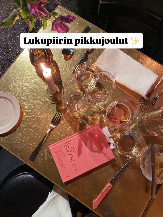 Onni on lukupiiri, johon kuulua ❤️ / mainos, lukupiirin mahdollistaa @kirja.fi 

Vietettiin maanantaina lukupiirin pikkujouluja. Jokainen sysimustan sateinen joulukuinen maanantai tarvitsisi pehmeyttää tällä tavalla: illallisella, jossa pöytään nostetaan niin kynttilät, useat ruokalajit kuin kirjat. 

(Maanantai on siitäkin hyvä päivä illanistujaisille, että nämä olivatkin ainoat pikkujoulut, jotka sain hepuloivan kalenterini sivuille mahtumaan.)

Mä olen ollut tässä lukupiirissä mukana alusta lähtien. Kuusi vuotta ja 42 kirjaa, joista olen tietenkin pedantisti lukenut jokaisen viimeiselle sivulle asti, vaikka osan olisin muuten jättänyt kesken. Monet olisin myös jättänyt lukematta kokonaan –  ja näin jäänyt paitsi monesta puskista tulleen upeasta lukuelämyksestä. On ollut hyvä haastaa omaa kirjamakuaan. 

Parasta lukupiirissä on tietenkin jutella kirjoista. Aina, aivan joka kerta, olen saanut kirjaan ja lukukokemukseeni uusia kerroksia kuuntelemalla ja keskustelemalla. Olen oppinut kirjallisuudesta, mutta myös ihmisyydestä. Vesta laulaa ”biisi on poikkeuksetta aina kuulijan oma, ku jokainen kuulee sen, mistä tietää parhaiten, ja sen eloon herättää omalla tarinallaan”, ja sama pätee myös kirjoihin. 

Juteltiin Kuurnan illallisen äärellä niin uusimmasta lukupiirikirjasta (Ester, teurastaja – niin mehevän ähkyöveri pieni sekoboltsikirja!) kuin vuosien aikana luetuista. 

Tein pienen listan kirjoista:

📚 Eniten suosittelemani: Joanna Bolouri, Paras aika vuodesta
📚 Eniten viittaamani: Caroline Criado Perez, Näkymättömät naiset
📚 Eniten yllättänyt: Michel Houellebecq, Serotoniini
📚 Eniten ”tätä voin suositella kaikille”: Lisa Ridzén, Kurjet lentävät etelään
📚 Eniten yöunet vienyt: Mariana Enriquez, Mitä liekit meiltä vievät
📚Eniten sydäntä liehitellyt: Delia Owens, Suon villi laulu

#kirjagram #lukeminen #kirja #lukupiiri #lönkanlukupiiri #kuurna