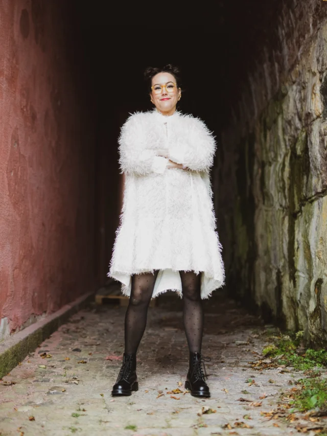 ”Maailma tarvitsee näitä turvallisia hyvän mielen kirjoja.” ❤️

Nonni, vikatkin mörrimöykyt siellä, eikös nyt ole vihdoin aika teidänkin antautua pörröisiin joulutunnelmiin –  eli aloittaa lukemaan joulukirjaa, kuten kirjoittamaani Valmis paketti -viihderomaania?

Oikeasti Valmis paketti on kyllä ”kaikkea muutakin kuin joulukirja”, kuten eräs lukijapalaute tiivisti. Luvassa ei ole klassista jouluromanssikuvaelmaa lumisessa pikkukaupungissa, vaan kurahousuarjen keskeltä pilkistävää ruuhkavuosiromantiikkaa joulukuisessa Helsingissä. Jos siis voit lukea kesäkuuhun sijoittuvia kirjoja lokakuussa, voit hyvin lukea joulukuuhun sijoittuvan  Valmiin paketin vaikka maaliskuussa.

Oli miten oli, Valmiin paketin kyydissä pystyy kyllä mukavasti laskeutua joulutunnelmaan. Etenkin nyt, kaiken maailmassa tapahtuvan hulluuden, pahuuden ja sekoilun keskellä, on hyvä antaa aivojen välillä levätä seuraamalla miten päähenkilö Emma laittaa kaiken ihan sekaisin parisuhteessa, töissä, ystävyyssuhteissa ja omassa vanhemmuudessa. Viihdekirjojen kanssa kun voi luottaa, että lopulta kaikki menee hyvin. Yksi saamani lukijapalaute onkin tuo tekstin ensimmäinen lause 🥰

Muita viime aikoina saamiani palautteita poimin talteen kuvakaruselliin. Ihanin joululahja kirjailijalle (joka tuskailee sarjan toisen osan käsikirjoituksen kanssa) on tietää kirjojaan luettavan ja että lukijat kertovat niistä myös muille kirjojen parissa viihtyville. Kiitos, että olette jakaneet lukukokemuksianne – ja antakaa tulla lisää! 😛

Valmis paketti löytyy kirjakaupoista ja muun muassa Spotifysta, Storytelista ja Bookbeatista. Kirjastoistakin tätä saa, ainakin jos malttaa tovin odotella varauslistalla. 

#valmispaketti #ruuhkavuosiromantiikkaa #joulukirja #viihdekirjallisuus #romanttinenkirjallisuus