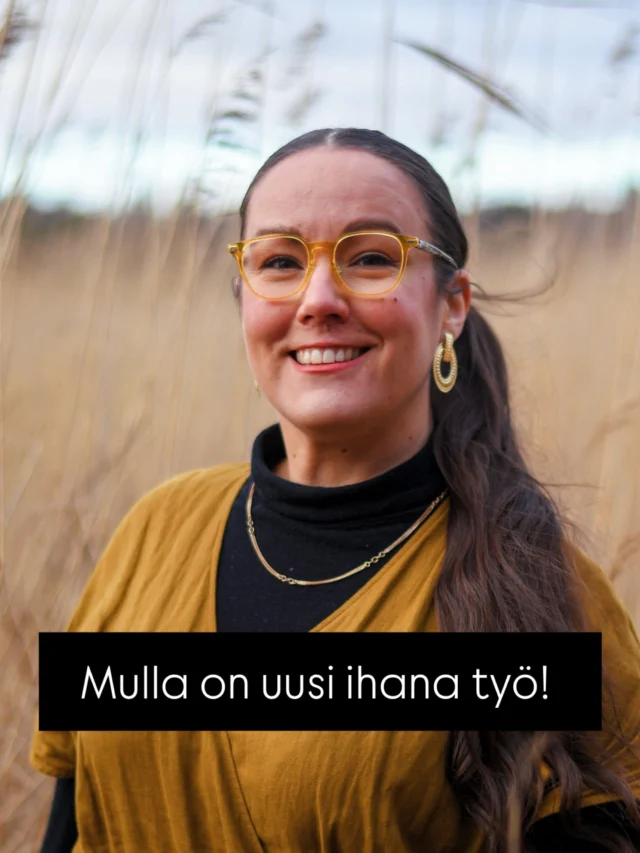 Uusi ihana työ! ❤️🦭

Ollessani 10-vuotias, perustin ystäväni kanssa Eläinten Pelastuskerhon. Kerho kokoontui kotipihani leikkimökissä, jossa söimme keksejä ja punoimme suunnitelmia paremmasta huomisesta kaikenlajisille. Kerhomme ei saanut isoja asioita aikaan – yrityksemme pelastaa naapurin kissanpennut maalla niin yleiseltä tappotuomiolta epäonnistui, kun ne emonsa kanssa löytyivät kerhomme toimipaikasta – mutta näen 90-luvun tapahtumista selkeän janan nykypäivään. 

Eläinoikeuksista alkanut havahtumiseni on sittemmin laajentunut koskemaan luontoa ja ympäristöä sekä koko planeetan hyvinvointia. 

Ja niin punainen leikkimökki Pohjanmaalla on vaihtunut purkutuomion alla olevaan toimistoon Helsingin Lauttasaaressa, jossa aloitin Luonnonsuojeluliiton viestinnän asiantuntijan sijaisena marraskuussa. Unelmien työ, kertakaikkisesti!

Vastaan liiton somekanavista, esimerkiksi täällä Instassa @luonnonsuojeluliitto -tilistä, ja olen mukana muun muassa markkinointiviestinnässä. 

Kirjoitin blogiin lisää perhosen siipien lepattelusta, jotka johtivat siihen, että yhtäkkiä olen taas kokopäivätöissä, vaikka ei enää pitänyt moisiin hullutuksiin ryhtyä kaikkien muiden hommien ohessa 🤭

Mutta eihän tämä voinut mennä kuin näin! 10-vuotias Hanne olisi ihmetyksestä ymmyrkäisenä, jos tietäisi, että saa tulevaisuudessa olla työkseen pelastamassa eläimiä (viimeisimpänä kolme sutta ja kaksi ilvestä), pitämässä suomalaisen luonnon puolia ja luomassa parempaa huomista ihan meille kaikille 💚

#työelämä #luonnonsuojelu #viestintä