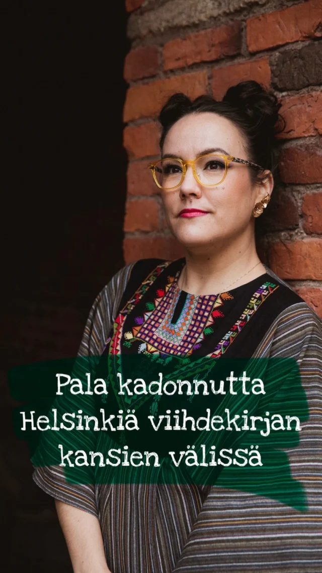 Pala kadonnutta Helsinkiä viihdekirjan kansien välissä ✨

Musta oli kiva kirjoittaa Valmis Paketti -romaanini tapahtumaan just Helsingissä (no ja aika paljon myös Turussa ja hitusen Tampereella). Tuntui hykerryttävältä saada tallentaa pala ajankuvaa myös kotikaupungin maisemista, kaduista ja tunnelmista.

Mutta enpä ajatellut, että tulin samalla tallentaneeksi palan katoavaa kaupunkia! Kirjan sivuilla Emma vielä äheltää Helsingin päärautatieaseman kauniiden mutta toivottaman epäkäytännöllisten puuovien kanssa.

Nyt ne remontin valmistuessa on vaihdettu itsestään avautuviin lasioviin, joista sujahtaa läpi tuosta noin vain, ilman draamaa.

Kelan kansikuva: @doritsalutskij 

#valmispaketti #ruuhkavuosiromantiikkaa #helsinginpäärautatieasema #otavankirjat #joulukirja