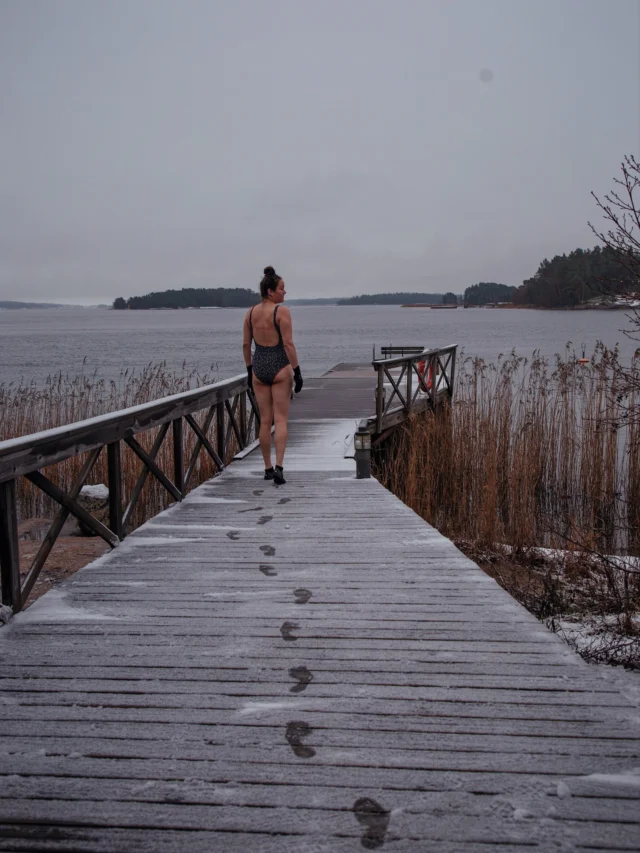 Joululomalle tepsutellen 👣

On ollut sen verran rapsakkaa menoa viime kuukaudet, että määrään itselleni mielinmäärin neulottuja silmukoita ja luettuja sivuja, pakkasaurinkoa ja hiihtokilsoja sekä eritoten netitöntä ja sometonta aikaa murupullien kanssa.

Lepoa ja lovee teidänkin jouluihinne ❤️ 

#joulu2025 #talviuinti #thisisfinland