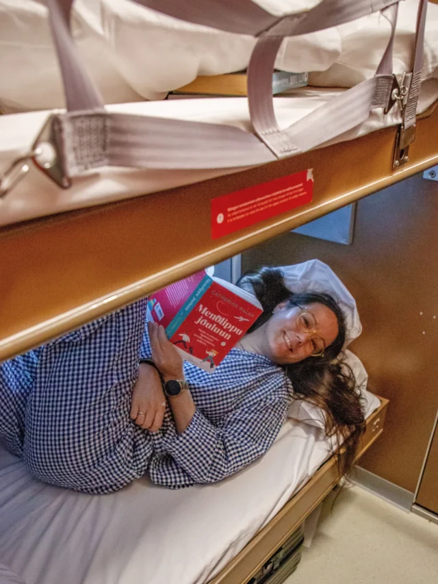 15 231 sivua, 48+1 kirjaa, eli kirjavuosi 2025 📚 / Mainos: osa kirjoista saatu

Jos mun pitäisi pakon edessä valita, eläisinkö yhden vuoden ilman mitään urheilua, ilman kirjoja tai ilman mahdollisuutta oleilla luonnossa, valinta olisi kammottavan vaikea ja osuessaan sitten mihin tahansa, lopputulemana lamaannuttava. Tuo kolmikko pitää yllä hentoista hyvinvointini tasapainoa.

Luin loppuvuodesta vähemmän kirjoja kuin yleensä, ja sen tunsi heti. Nukuin huonommin, olin äreämpi ja olo oli epämääräisen tuhnuinen. Maailma ympärilläni käpristyi tukahduttavan kuristavana sisäänpäin, kuin ensin mädäntynyt ja sitten kuivuva luumu.

Lomalla kirja ei iltaisin tipahtanut naamalle viiden sivun jälkeen, vaan ehdin ja jaksoin ahmia kirjoja. Aamun Hesari vaihtui sekin kirjan sivuihin. Elämä alkoi taas maistua raikkaalta ja kypsän mehevältä.

Haluan ja tarvitsen iltoihini tunnin, mieluiten kaksikin aikaa upota kirjaan. Haluan, koska rakastan kirjoja, mutta tarvitsen, koska se on ainut varma keino saada pään sähikäiset hiljenemään ja kropan pingotukset sulamaan.

Urheilukello on samaa mieltä. Saatan mennä sänkyyn näennäisen valmiina uneen, mutta silti stressilevelit huitelevat korkeuksissa. Vartissa kovimmat piikit tasaantuvat, puolessa tunnissa ollaan jo pehmeillä aalloilla. Mitä enemmän luen ennen unta, sitä varmemmin tarinat heijaavat levolliseen uneen.

Äänikirjoistakin urheilukello tykkää. Niitä kuunnellessa kun olen yleensä juoksu- tai hiihtolenkillä. (Kotitöitä tehdessä en enää äänikirjoja kuuntele, @uusijuttu.fi laittelee tulemaan sen verran mielenkiintoisia ääniartikkeleja, että äänikirjat ovat joutuneet tyytymään pelkän sporttiseuralaisen rooliin.)

Vuonna 2025 kuuntelin 14 kirjaa ja luin 33 + 1 kirjaa. Sen yhden kirjan luinkin sitten moneen kertaan, sen jälkeen, kun olin sen ensin kirjoittanut 🤭💓

Oli hyvä ja monipuolinen kirjavuosi – @goodreads’ssa siitä lisää, tilini löytää sieltä mun nimellä.

Tälle vuodelle toivon enemmän kirjoja, myös seurassa nautittuna. Lomalla luettiin lasten kanssa yhdessä, kaikki omien tarinoidensa parissa, mutta silti vierekkäin lököten. Ja kun luulin, ettei lukeminen voisi ihanemmaksi tulla! 🥰

#kirjagram #kirja #lukeminen #yöjuna