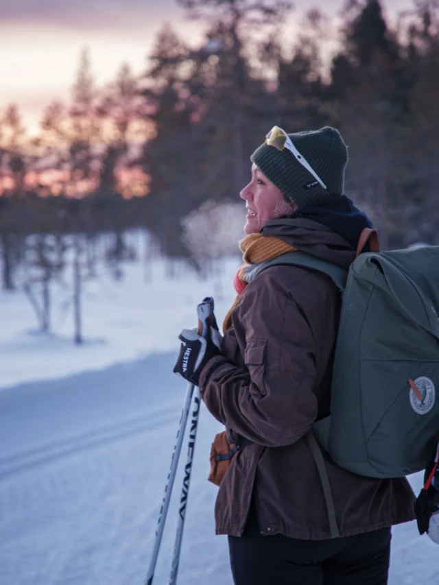 Hengitysharjoituksia en osaa arvostaa vieläkään,

mutta väitän silti hengitelleeni loman aikana monta kertaa syvään ja rauhallisesti, sisään ja ulos. Mutta myös ahnaan kiivaasti, mutta koska sellainen minä olen. Rentoudun, kun saan tehdä niin että ihanasti hengästyttää.

11 asiaa 11 päivän lomasta:

🎄 Vietettiin ensimmäistä kertaa joulu Tampereella.

🚉 Nukuttiin perheen kanssa kaksi yötä junassa, joka kolkutteli uniemme aikana halki Suomen.

📚 Luin loppuun neljä kirjaa ja kuuntelin kaksi.

⛷️ Hiihdin 85 kilometriä Levillä. Päivinä kun pakkanen paukkui 30 asteessa, päällä oli matkalaukullinen villaa ja toppaa.

📺 Alettiin katsoa perheen kanssa Stranger Things -sarjaa. Ahmittiin vajassa viikossa melkein kaksi kautta loppuun.

❄️ Mä ja puoliso vietettiin hiihtotreffit, joissa kiivettiin tunturiin ja katettiin päivällinen autiotupaan.

💤 Nukuin 10 tunnin yöunia, ja kuten aina, ihmettelin, miten muka arjessa pärjään vähemmällä ja kauhistelin, että mitä jos en oikeasti pärjääkään.

🧖‍♀️ Saunoin kymmenen kertaa, ja laskin kerran vesiliukumäestä.

🎴 Pelattiin ainakin 35 tuntia Smart 10 -peliä erinäisillä porukoilla. Ostin perheelle joululahjaksi luontoaiheisen korttipinkan, jota on kahlattu läpi.

⛸️ Roudasin taitoluistimeni Leville, jotta pääsin yhdeksi päiväksi Kittilän jäähalliin treenaamaan.

❤️ Vietettiin esikoisen 14-vuotissynttäreitä ja tilattiin pöytä täyteen pelkkiä alkupaloja Levin Asia-ravintolassa.

Jos kehoni vetääkin nykyään itsensä aika nopeasti solmulle stressistä ja väsystä, onneksi se sama keho myös nopeasti päästää irti pingotukista ja antaa solmujen aueta. 

Silti; tää arkeen paluu -blues on aina yhtä kamala. 

#lähiömutsitravels #hiihto #levilapland #