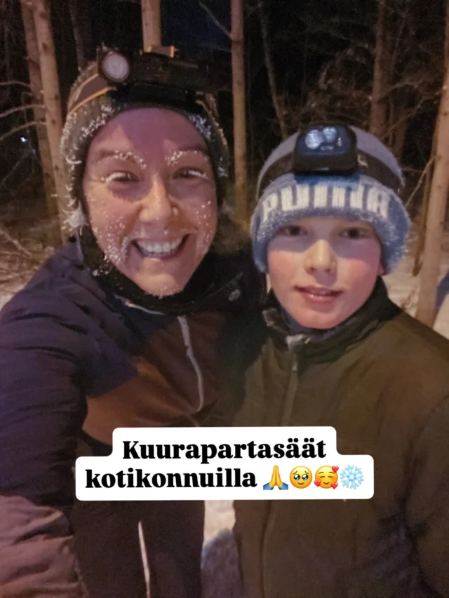 Tänään päivitin parin tunnin välein Helsingin latukarttatilannetta. Sieltä ne latukoneet lähestyvät latu kerrallaan Hertsikaa, mutta vaikka kuinka suksisäärtä sivakoiduttaa, vielä piti monojen sijaan vetää nastalenkkarit jalkaan.

Ja olipa suloinen ja raikas pakkasjuoksulenkki kuopuksen kanssa! Miten voikin olla 🥹❄️💓 Kyllä kannatti taas lähteä - tuhnuiseen oloon auttaa lähes aina todennäköisemmin ulkoilu kuin rötväily, vaikka kotiin raahautuessa hetken epäilisi kokemuksen kautta karttunutta tietoaan.

On ollut aika rapea paluu arkeen. Mutta rapea pakkanen on pitänyt mielen freesinä. On uskomatonta, miten kaunista, valoisaa ja raikasta ulkona on - ja miten kokonaisvaltaisesti se vaikuttaa koko kehoon ❄️🙏 

Olen ottanut asiakseni käydä syömässä lounaan joka päivä ravintolassa (lounasetu, hyvänen aika miten onnellinen olen, siitäkin 😮‍💨🙏🥹). Ihan vain jo sen takia, että tulee käveltyä ulkona valoisaan aikaan, lumen narskuessa saappaiden alla ja pakkasen pussaillessa poskiin vähän punaa. 

En ole uskaltanut edes katsoa sääennusteita. Haluan pitää tämän talviunelman, enkä uskalla juuri nyt edes ajatella muuta.

#juoksu #talvijuoksu #herttoniemi #perheelämää