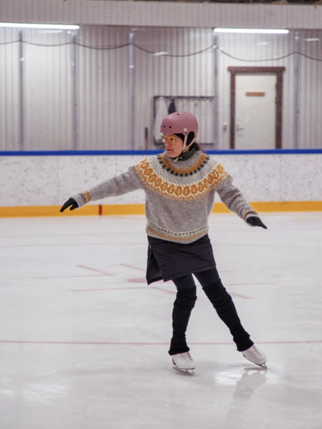 Pakkasia pakoon jäähalliin ⛸️✨

Mistä tietää, että tykkää taitoluistelusta ihan tosi-tosi paljon? Yksi vihje siihen suuntaan saattaa olla se, että on valmis roudaamaan taitoluistimet Helsingistä metron, junan ja bussin kautta Leville, jotta pääsee yhtenä päivänä luistelemaan.

Levin eturinteiden juureen tehtävää ulkojäätä ei oltu vuodenvaihteeksi vielä jäädytetty, mutta jäänhimoinen löysi nopeasti googlaamalla jotain vielä parempaa; 20 kilometrin päässä Kittilässä olevan ulkojään JA jäähallin.

Kittilän jäähallilla on joka arkipäivä puolentoista tunnin yleisöjää, jolloin jää on kaikkien käytössä ihan ilmaiseksi. Eikä siinä vielä kaikki! Lisäksi jäähalli on vapaassa käytössä silloinkin, kun jäälle ei ole varauksia. Eli käytännössä useamman tunnin päivässä. Melkoista luksusta helsinkiläiselle, joka on tottunut sormet ristissä toivomaan mahdollisimman inhimilliseen aikaan olevaa jäävuoroa ja luistelemaan yleisöjäillä sadan muun jäänhimoisen kanssa!

Leviltä Kittilään olisi päässyt bussillakin, mutta onneksi saimme mökkinaapureilta auton lainaan. Ei tarvinnut odotella bussia 30 asteen pakkasessa, vaan pääsi hurauttamaan pakkasia pakoon suoraan mukavaan leutoon jäähalliin.

Muut perheenjäsenet saivat luistimet lainaan jäähallilta. Olimme laskeneet sen varaan, että Leviltä sellaiset saa vuokrattua. Kävi kuitenkin ilmi, että vuokralle sai vain möhkälehokkareita. Kai sellaisilla jään kanssa ensimmäistä kertaa kosketuksissa oleva turisti hetken kompastelee, mutta me toivoimme edes vähän mukavampia kulkupelejä.

Saatiin tuta lappilainen ystävällisyys, kun kunnan liikuntasihteerille soitettuani ja neuvoa kysyttyäni hän totesi, että eiköhän hallilta löydy koululaisluistimet lainaan. Hän lupasi käydä hoitamassa asian kuntoon. Niinpä meitä odotti Kittilässä niin ilmainen jäähallijää kuin kahdet lainahokkarit ja yhdet lainakaunoluistimet. Mailojakin löytyi, ja kiekkoja.

Nautittiin jäästä kahden ja puolen tunnin ajan, minkä jälkeen syötiin vielä eväät kaukalon laidalla. Olipa kivaa, kiitos kiitos kiitos! 💓❄️

#lähiömutsitravels #taitoluistelu #hlperhe #kittilä #levilapland