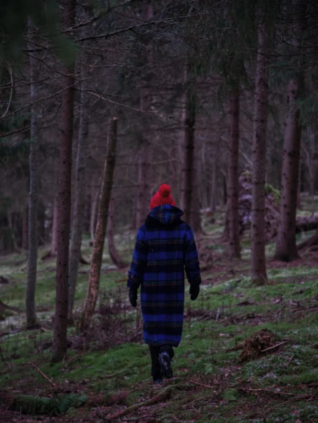 Ero 💔

Ikkunan takana elokuvalunta satava pakkasmaisema tulee muistuttamaan minua tästä talvesta loppuelämäni. Elämä on ollut kammottavaa turbulenssia, mikä pääsi yllättämään viime vuosien sitkeästä ja ahdistavasta matalapaineesta huolimatta. 

Me olemme puolisoni kanssa päätyneet eroon. 

Vuoristorata kaiken kanssa on ollut niin hirveää, että välillä ihmettelen, miten olen pystynyt olemaan näinkin toimintakykyinen ja rationaalinen kuin olen ollut. Sydän tuntuu mustalta aukolta, joka minä hetkenä tahansa romahtaa sisäänpäin ja imaisee mukanaan äärettömään ja tavoittamattomaan pimeyteen kaiken sen hauraan, mitä minusta on jäljellä.

Kaiken mylläkän keskelläkin koen samassa myös rauhaa. Tunnen syvää kiitollisuutta siitä, että saimme kulkea yhdessä nämä vuodet. 27 vuotta, joista 7 vuotta naimisissa. Pitkän tarinan viimeisten lukujen sotkut eivät vähennä yhdessä koetun arvoa. Eivät ainakaan silloin, kun tarinaan palaa muutamien vuosien kuluttua, etäämmältä, vähemmän rikkinäisin sieluin. 

Me tulemme olemaan erilliset loppuelämämmekin toistemme kanssa tekemisissä. Me olemme aina vanhemmat – meidän upeiden lastemme äiti ja isi. Vaikka emme osanneet hoitaa meitä, vanhemmuutemme me hoidamme, yhdessä vaikkakin erillään.

Tällaista eroa ei hetkessä tehdä, vaikka käytännössä kaikki on tapahtunut rytinällä. Silti jo nyt, surun ja huolenkin alla, oloni toiveikas. Valoa kohti mennään, niin maisemassa kuin sydämessänikin.