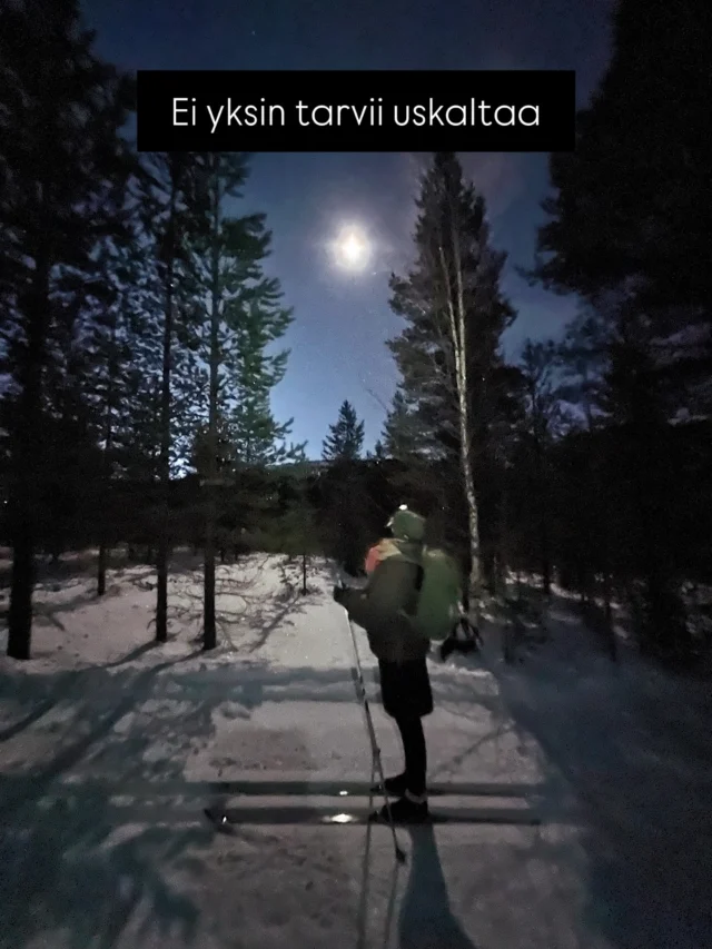 Mä olin ajatellut – yhä ajattelen – että olen ollut viime vuodet huono ystävä. Olen ollut kiirelaput silmillä kulkeva stressipallo, joka ei mukamas ole ehtinyt tai jaksanut pitää yhteyttä tai nähdä kuin ani harvoin. En viestittänyt edes niitä sydänemojeja ajatuksen ja rakkauden merkiksi, vaikka kuinka pyhästi itselleni lupasin.

Sen sijaan löysinkin itseni yhtäkkiä laittamasta viestejä, joissa kuilunpohjalle syöksyvänä pyysin apua, tietämättä ollenkaan, mitä se apu voisi edes olla. 

Ja he ovat tulleet ja tukeneet. Olleet olkapäänä räkää ja kyyneliä valuvalle, vieneet paikkoihin, laittaneet ruokaa, lähettäneet miten voit -viestejä pimeinä aamuina, tulleet seuraksi jopa ruokakauppaan, toimineet peileinä ajatuksilleni, vetäneet tanssimaan ja olleet tukena mutta myös järjenäänenä kaiken arkisen uudelleenjärjestelyssä. 

He ovat jaksaneet kuunnella, kun jauhan tai viestitän samoja ajatuksia uudelleen ja uudelleen, he ovat olleet vihaisia ja koko muu spektri tunteita puolestani, kun en itse jaksa kuin yrittää hengittää ja pysyä pinnalla suruun hukkuvana. He ovat suoneet mielelleni taukoja, naurua ja heiveröistä iloakin. 

Kaikista huonon ystävyyden vuosista huolimatta nämä ihmiset ovat pysyneet siellä. He ovat olleet valmiina jopa siirtämään omaa elämäänsä sivuun, jotta minä saisin omani syrjästä kiinni. Olen siitä loputtoman kiitollinen ja onnellinen. 

Olen ymmärtänyt, että minä tarvitsen ja haluan ihmisiä ympärilleni. Turva- ja ilopiirini. Se on ollut mullistava huomio, sillä vuosia kerroin itselleni olevani yksinäni viihtyvä. Kuvittelin, että kaikkien olisi luultavasti parempi, jos minä asuisin erakkona jossain kaukaisessa saaressa. Että en olisi liikaa ihan kaikkea, ihan kaikille. Mutta se oli sepittämäni selviytymistarina, jolla onnistuin oikaisemaan kipeiden asioiden ohi edes vilkaisematta kohti.

Minä olen niin monin tavoin ylitsevaluva, mutta olen onnistunut samaan ympärilleni ihmisiä, jotka ottavat ylivaluvan vastaan rikkautena.

Kiitos ystävät, että olette, rakastan teitä kuuhun ja takaisin ❤️ 

#ystävyys #ystävänpäivä