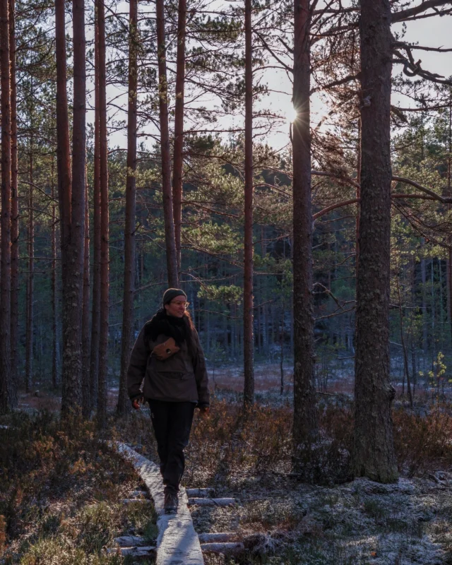 Runo rakkaudesta – ja sen lopusta.

Mennessämme naimisiin, juttelin silloin päiväkoti-ikäisten lastemme kanssa rakkaudesta, parisuhteesta ja avioliitosta. Noista heidän suustaan tulleista ajatuksista sitten keräsin ja järjestelin runon.

Tuo runo tuli vastaani nyt, ollessani erosta vereslihaisena.

Mikä viisaus lapsissa, noissa pienissä ja nyt jo isoissa, onkaan. Runon sanat kertovat rakkaudesta, mutta  nyt minä näen siinä myös tämän, rakkauden lopun. 
 
💔💔💔💔

Mistä maapallo on tullut?
Miten sanat on keksitty?
Niihin on vastaus – miksi rakkauteen ei ole?

Rakkaus syntyy silmissä,
kun näkee toisen ihmisen.
Se tuntuu sydämessä.
Se kutittaa masua.

Pusuista ei tule rakkautta,
mutta rakkaus tykkää pusuista.
Pidä kädestä kiinni.
Jos ote irtoaa, rakkaus katoaa.

Joskus siitä syntyy myös lapsia; pusuista ja rakkaudesta.
He muuttuvat vielä enemmän yhdeksi.

Kun tahtoo, on aika mennä naimisiin.
Tanssitaan, otetaan kädestä kiinni ja pussataan.
Juhlitaan, että rakkaus pysyy.

Ja kun on naimisissa, silmät muuttuvat.
Silloin toisen näkee.

Rakkaus on hyvä olo.