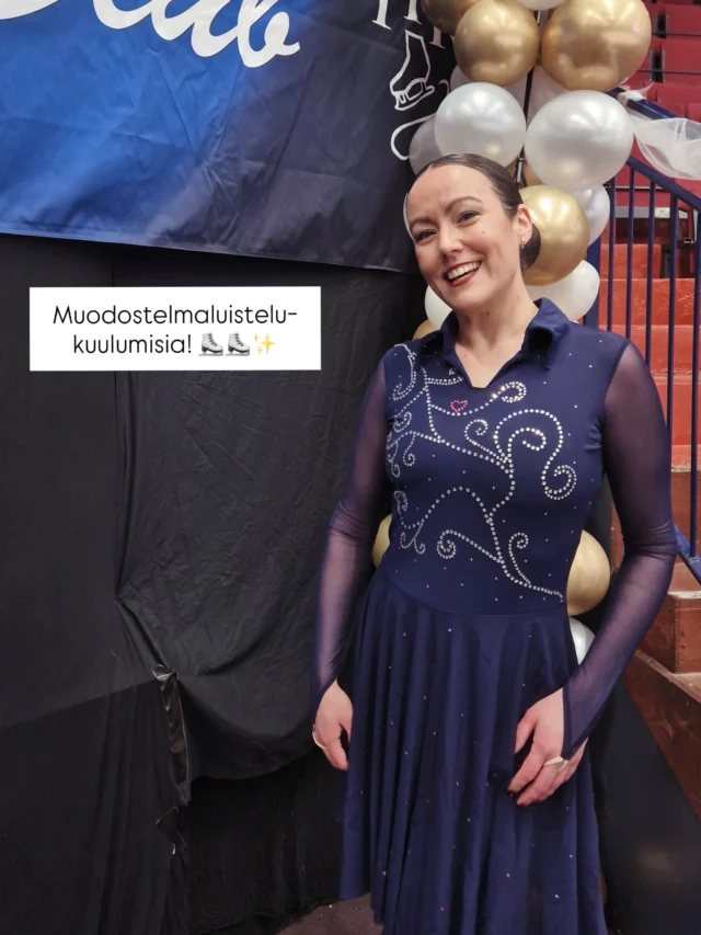 Meillä oli tänään meidän joukkueemme, @cremedementshl, kanssa kisapäivä Tikkurilassa ⛸️✨

Päivä alkoi anivarhian harkkajäällä Nordiksella ja loppui jengin yhteiseen pizzapäivälliseen yhden joukkuelaisen kotona.

Olipa kiva ja mukavalla tavalla jännittävä päivä 💓

Muodostelmaluistelu on harrastuksena hivenen samanlainen kuin aikoinaan oli pianonsoitto, jonka senkin aloitin aikuisena. Tekeminen on niin intensiivistä, että harkkojen aikana ei aivokapasiteettia riitä mihinkään muuhun. 

Muodostelmaluistelun opettelu on ollut itselleni kuin nuottien, ihan uudenlaisen kielen opettelua. Mulla ei ole esimerkiksi tanssillista taustaa tai akrokokemusta, joten mikään ei ole tullut itsestään tai luontevasti. Pianossa sormet on laitettava toimimaan itselle hapuilua aiheuttavan uuden kielen mukaan, luistelussa koko keho. 

Muodostelmaluistelussa liike täytyy lisäksi laittaa soimaan yhteistyössä koko orkesterin, joukkueen kanssa. 

Haastetta hain ja haastetta sain! 🙃

Kisapäivissä on vielä ihan omanlaisensa tunnelma. Ohjelmavedon jälkeen jäältä poistuessa olisi adrealiinipäissään valmiina ihan mihin vain 💪😻

Ja sitä paitsi: tekee mielelle ihmeitä, kun voi välillä pukeutua kymmeniin kimalteleviin strasseihin sekä hulmuavaan sifonkihelmaan ja sutia poskiin överisti punaa 💅😌

#hlperhe #helsinginluistelijat #muodostelmaluistelu #luistelu #tiksiiceclub