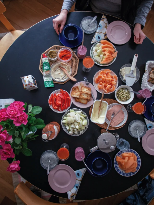 Elämänkriisin keskellä olo on tuntunut siltä kuin olisi lentänyt maapallon toiselle puolelle. Olen tempautunut yhtäkkiä aivan toisenlaisen, vieraan ja omasta arjesta kaukaisen elämän ympäröimäksi. Keho on tässä, muuttuneen ympäristön ja tilanteen tuntee selvästi jokaisella ihosolulla. Mutta sielu on vielä matkalla, sille muutosten vauhti on ollut liikaa sisäistettäväksi. 

Aikamääreetkin ovat laventuneet, venyneet ja lainanneet tunteja niiltä menneiltä arkisilta viikoilta, kun ehti viikon aikana käydä ruokaostoksilla Prismassa, pari kertaa juoksulenkillä samoilla sataan kertaan kuljetuilla metsäpoluilla ja lauantaina kello kuusi saunassa, kuten jokainen samanlainen viikko sitäkin ennen. 

Miten yhden, ennen ihan tavallisen ja tavallisen mittaisen arkiviikon aikana voi nyt tapahtua niin valtavasti isoja asioita, saada niin paljon uusia kokemuksia ja ymmärtää sekä löytää niin paljon uusia asioita elämästään. Ja ehtiä elää kuitenkin myös sitä ihan tavallista työssä käyvän lapsiperheellisen elämää siinä ohessa. 

Tunteetkin ehtivät yhden arkiviikon aikana lentää viidesti maapallon ympäri ja osua aika moneen ilmakuoppaan, myräkkään ja turbulenssiin – mutta yhä useammin myös seesteiseen auringonnousuun, jossa värien kauneus saa häkeltymään ja horisontti yltää kauas. 

Tänään, siskojen kanssa aamupalapöydän ympärille kerääntyneenä, tunsin ensimmäistä kertaa varmasti ja täysin epäilyksiä vailla sen, että vaikka tämä ei ollut se matka, jota olisin uskonut koskaan varaavani, tälle äkkilähdölle mun piti päätyä.