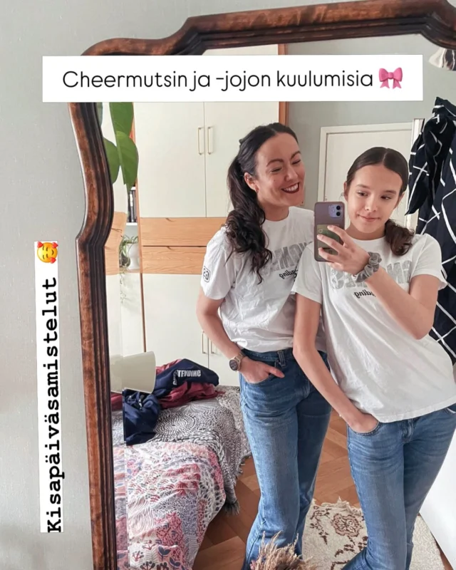 Tärkeitä tehtäviäni tänään:

🎀 Hiusten kihartaminen
📱 Parinkymmenen puhelimen ynnä muun arvotavaran keräily ja kuljettelu
🚨 Hoputtaminen (hyvin maltillisesti tänään!)
💗 Pomien ja kylttien änkeminen kuljetuskassiin
✨ Kannustuslakanan kuljettelu ja heiluttelu 
📷 Vastata myöntävästi jokaiseen ”voitko ottaa meistä kuvan” -toiveeseen
🙌 Kannustaminen niin että kurkkuun sattuu

#joukkueenjohtaja #cheerleadingsuomi #gsfinland #seurasydän #vapaaehtoistyö