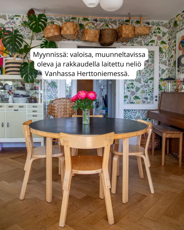 Nyt se on virallisesti myynnissä, meidän rakas ihana koti.

Löydät asuntoilmoituksen täältä: kiinteistomaailma.fi/1410281. Kaikki lisätiedot, tiedustelut sekä asuntonäytöt hoituvat välittäjän kautta. Laitan linkin myös profiiliin.

Mutta sen verran sanon, että sen lisäksi, ettei perheasuntoja Herttoniemestä juuri vapaudu markkinoille, ei tällaisia herkkupaloja tule myyntiin kuin aniharvoin. 

Asunto on päätyasunto ja isot ikkunat kolmeen suuntaan saavat kodin kylpemään valossa. Pohja on ihan käsittämättömän näppärä ja muunneltavissa. Olohuone /ruokailutila on meilläkin elänyt moneen kertaan, ja siitä saa tarvittaessa lohkottua vaikka viidennen makkarin. Vessa on erillään kylppäristä, mikä lapsiperheessä helpottaa arkea. Samaten kuin iso ja toimiva eteisaula. 

Ollaan laitettu kotia asunnon 50-luvun alkuperää kunnioittaen. Keittiö on kotimainen, täyspuinen ja mittatilaustyönä tehty. Tammipuiset ja niin ikään kotimaiset kalanruotoparketit on asennettu muutama vuosi sitten. Aidot marokkolaiset betonilaatat eteisessä ja vaatehuoneessa on näppärä pitää puhtaina kurakeleilläkin. Päämakuuhuoneen isot alkuperäiset kaapistot on säilytetty ja parannettu sisään asennetuilla Elfoilla. 

Kaikki talon isot remontit on tehty huolella ja alkuperäistä arkkitehtuuria kunnioittaen. Maalämpö pitää asumiskustannukset matalana. Eksä on ollut vetämässä taloyhtiön hallituksen puheenjohtajana viime vuosien isoja remppoja, joten häntäkin on iso kiittäminen siitä, että vastike on poikkeuksellisen edullinen. 

Taloyhtiö on muutenkin ihana. Kivojen naapureiden lisäksi täältä löytyy sauna, pesutupa kuivaushuoneineen, punttisali ja jopa yhteiskäytössä oleva verstas. 

Sijainti on täydellinen. Kodista pääsee parissa minuutissa niin metroon, puistoon kuin kirjastoon. Metsä ja alueen luonnonsuojelualueet ovat lähes takapihalla nekin, samaten kuin hiihtoladut ja lenkkipolut. Kaikki muukin on lyhyen kävelymatkan päässä; merenranta, koulut, päiväkoti, ruokakaupat ja Itäväylän yöbussit. Vartissa kotiovesta on keskustassa. 

Tässä kodissa on eletty ihania vuosia, rakastettu niin valtavasti. Nyt on joidenkin muiden aika rakastaa tämä koti taas ehjäksi.