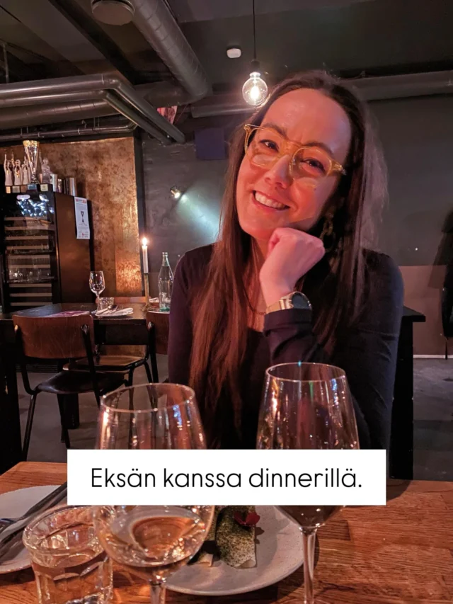 Käytiin eksän kanssa illallisella. Vaihdettiin kuulumisia, perattiin tunteita uudesta elämäntilanteesta ja pohdittiin käytännön sekä tunnetason juttuja tulevasta. Vaikka olemme olleet vähän väliä tekemisessä muutenkin, tuntui hyvältä istua rauhassa alas alun henkeä salvanneiden surukuohujen tyynnyttyä. 

Oli valtavan vapauttavaa keskustella erillisinä, ei meinä tai pariskuntana. Oli ihanaa nauraa yhdessä. Oli uudella tavalla toisesta välittävää miettiä varovaisen toiveikkaasti, että vaikka tämä tekee kipeää, erosta koituu lopulta parempaa meille kumpaisellekin. 

Yksi olennaisimpia syitä siihen, että olen päässyt erotyössä ihmeellisen nopeasti eteenpäin (ymmärtäen, että takapakkiakin on luvassa), on varmasti juuri tämä. Kunnioitus, arvostus ja välittäminen erosta huolimatta. 

En tarkoita, ettemmekö olisi olleet kumpainenkin ihan karseita toisillemme. Viime vuosien vaikeuksissa, eroprosessin aikanakin. Enkä tarkoita, ettenkö olisi eroprosessissa ihan alkumatkalla vasta. 

Mutta vaikka sydämeni on rikki, ihmisenä olen ehjä. Siitä on kiittäminen myös eksääni. 

Olisi hitokseen vaikeampaa jatkaa eteenpäin, jos itsekunnioitukseni olisi parisuhteen jäljiltä hukutettu mutaan. Mutta minä tiedän, että kykenen ja pystyn mihin vain, etenkin kun saan haavani nuoltua huolella terveeksi asti. Tiedän arvoni, haluni ja toiveeni, eikä minulla ole mitään tarvetta pienentää niitä – laajentaa vain. 

Juuri nyt meidän väliimme tarvitaan erillisyyttä ja aikaa, jotta ero iskostuu liskoaivoihin asti. Mutta jatkossa toivoisin meidän illallistavan vaikka kerran kvartaalissa tai puolessa vuodessa. Se, että romanttinen suhteemme on ohi, ei tarkoita sitä, ettenkö välittäisi hänestä ja hänen hyvinvoinnistaan – ihan jo siksikin, että hän on lasteni isä, jonka koti on myös lasteni koti. 

(Teksti pyöräytetty eksän kautta ennen julkaisua, tietty.)