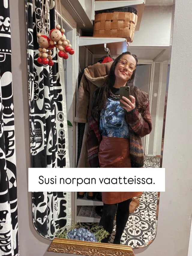 Olimme päivätyöporukalla viime viikolla eduskunnassa muistuttamassa, miten järjettömästi me kohtelemme ainoata kotoperäistä nisäkästämme, saimaannorppaa. 

Talvella norppia autetaan kolaamalla apukinoksia pesintää turvaamaan, mutta vain muutamaa kuukautta myöhemmin kuuttien annetaan kuolla Saimaalla kalastelevien laillisiin pyydyksiin.

Mä heräsin tähän ristiriitaan, kun olin muutama vuosi sitten itse kolaamassa apukinoksia Savonlinnassa. Tai siis kolaamassa porukalla yhden päivän aikana yhden kinoksen – sen pitää olla ihan kunnollisen kokoinen, jotta norppaemo saa kaivettua sen sisään jään alta pesäkolon ja että kinos pesineen säilyy romahtamatta kevätauringossakin.

Tänä talvenkin @luonnonsuojeluliitto’n talkoissa kolattiin 45 apukinosta turvaamaan norpan pesintää. Yhteensä apukinoksia kolattiin Metsähallituksen osoittamiin paikkoihin Saimaan rannoille 400 kappaletta.

Sitten samassa joka vuosi lukuisia kuutteja ja nuoria norppia kuolee hitaasti tukehtuen jäätyään kiinni kalastajien verkkoihin. Tänä vuonna jo neljä norppaa on kokenut tämän täysin turhan ja estettävissä olevan kuoleman.

Verkkokalastus on erittäin uhanlaisen saimaannorpan suurin yksittäinen kuolinsyy. Tällä hetkellä verkkokalastuskielto on vuosittain voimassa 15.4.–30.6., paitsi muikkuverkoilla kielto päättyy jo 20.6. 

Norppa ei kuitenkaan elä vain tuona aikana, tai osaa katsoa kalenterista, milloin on turvallista uida omilla kotivesillään. 

Tänä keväänä päätetään Saimaan verkkokalastusrajoituksista vuosille 2026–2031. Allekirjoita säkin vetoomus rajoitusten pidentämisen puolesta: sll.fi/vetoomus

Hanne ❤️ norppa 

3. ja 4. kuva: Hanne Kosonen
6. kuva Oona Lohilahti 

#norppa #saimaannorppa #luonnonsuojelu #luonnonsuojeluliitto