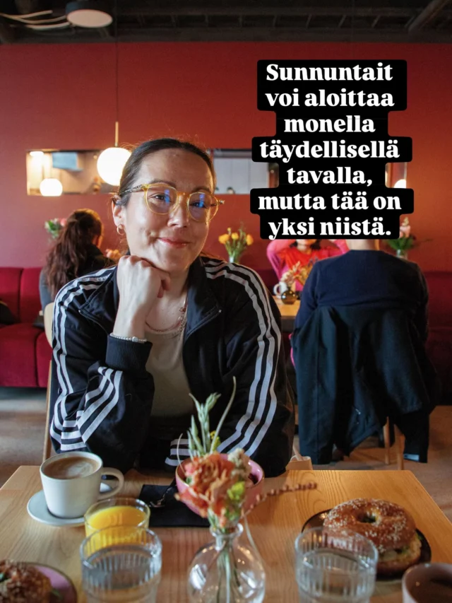 〰️ Mainos: @rootshelsinki 〰️ ROOTS avautui vihdoin omalle kotikylälle – Herttoniemi on vihdoin täydellinen! ✨

Ai että rakastan, miten viime vuosina itäisen kantakaupungin meininkiä on alkanut valua ja yhdistyä itähelsinkiläisyyteen täällä Hertsikassa.

Kävin aikoinaan Vallilan ROOTSissa muutamaan kertaan, sillä rakastin joogastudion tunnelmaa, tekemistä ja esteettisyyttä. Ja kahvilan tuorepuuroa!

Mutta nyt ei enää tarvitse lähteä Itäväylää edemmäksi joogaan, kun saatiin pitkän odotuksen jälkeen ikioma ROOTS Herttoniemeen – ja vielä kahvila siihen kylkeen. 

Herttoniemi on ollut täydellinen paikka asua ennen tätäkin, mutta ai että, nyt hivotaan ihan uusia sfäärejä! 🌈

(Onneksi ihan metriksen kulmilla olevalle joogastudiolle ja kahvilalle pääsee kätevästi muualtakin, esimerkiksi naapurilähiöstä Roihuvuoresta.)

Joogaa, vegaanisia herkkuja ja kuplivaa elämää yhdessä ystävien kanssa 😻💓

Sain arpoa teidän kesken yhden 10x joogakortin ROOTS Herttoniemeen. Kortti on voimassa 4 kk ensimmäisestä käyttökerrasta. Osallistut arvontaan tykkäämällä tästä postauksesta - terkkujakin saa toki jättää. Arvontaan on aikaa osallistua 20.3. asti. Voittajaan olen yhteydessä henkilökohtaisesti.

#rootshelsinki #rootsherttoniemi #jooga #vegaaninenhelsinki