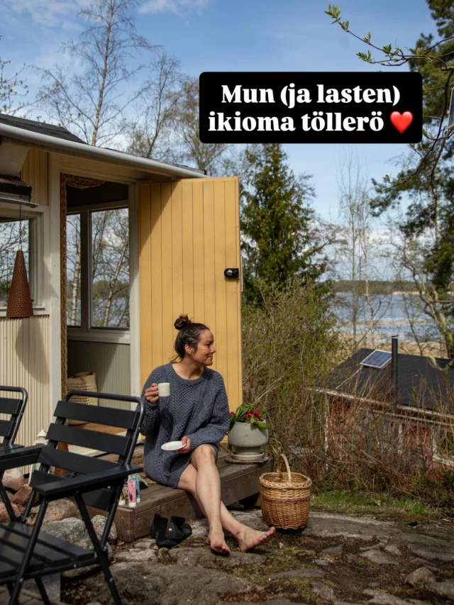 Tänään se on virallisesti mun ikioma: kesämaja, töllerö, rakas lautakasa ja mun unelmieni kaupunkimökki 💗

Lunastin eksän osuuden mökistä kokonaan itselleni. Se oli ja on valtava huojennus, sillä jossain vaiheessa eroprosessin karmivaa ositussilppuria näytti siltä, että joudun ehkä laittaa mökin rahoiksi. (Älkää olko kaltaisiani romanttisia hölmöjä, vaan tehkää avioehto!) 

Tuo höpsö miniatyyritalo Kivinokan kalliolla on ollut se paikka, jossa olen nähnyt itseni vielä kymmenien vuosienkin päästä, kun kaikki muu ympärillä on muuttunut ja vaihtunut. 

Nyt se pysyy, onnentyyssijani. 

Siksi ja silti pystyin käydä siellä ensimmäisen kerran eron jälkeen vasta eilen. Ystävä oli tukena, kun muutaman kilometrin kävelymatkalla metsän halki kehoni alkoi vimmalla huuhdella huokosiinsa jemmattuja muistoja ulos kyyneleinä. 

Niin paljon onnellisia vuosia, ihania päiviä, kuumia hetkiä ja sitten lopulta sen kaiken hyvän sekaan ujuttautuvia mustia kausia sekä sisuskaluja repiviä keskusteluja. 

Olisihan se ollut monin tavoin helpompaa myydä, jättää taa niin muistot ja tunnetyö, johon ne pakottavat. Mutta tämäkin mylläkkä on käytävä läpi. 

Ja sitä paitsi: rakastan vanhoja rakennuksia juuri siksi, että niiden seinien sisään on jemmattuna niin paljon historiaa ja muistoja. Rakastan niitä kolhuineen päivineen. 

Nyt silittelen Kivinokkaan tulleita arpia ja tiedän, että tulen rakastamaan sitä tämän jälkeen vielä entistä enemmän. Arvostan menneitä muistoja, etenkin niitä hyviä. Mutta myös vaikeita, niitä jotka veivät kivun kautta kohti tätä, lopulta parempaa. 

Nyt saan rakentaa menneiden muistojen päälle uusia, kuplivan onnellisia muistoja ja aikoja ✨