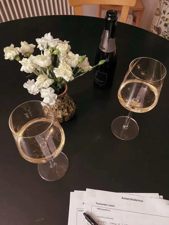 Kirjoitettiin eksän kanssa vihdoin avioeropaperit ja korkattiin kupliva ✨

(Eropäätöksen jälkeen tehty avioehto piti odotella voimaanastuneeksi, missä meni aikaa, siksi näin.)

Tämä on niitä hetkiä, virstanpylväitä elämässä ja eroprosessissa, joihin on syytä pysähtyä. 

27 yhteistä vuotta, sellaista ei tosiaan saa kokea kovin moni. Olen saanut kokea rakkauden, onnen ja kumppanuuden. Vaikka lopulta se kaikki näivettyi, ei se pilaa kaikkea sitä, mitä joskus oli. Olen kiitollinen, että kerran olimme me.

Ja ihan yhtä lailla olen kiitollinen, että nyt on minä ja hän. Kaksi erillistä elämää, joita yhdistävät lapset ja yhteinen historia.

Jossain erokirjoissa neuvotaan kulkemaan kaikki yhteisiä muistoja sisältävät paikat läpi, luomaan niihin omia uusia muistoja. Mulla menisi loppuelämä, jos moiseen projektiin ryhtyisin. 

Pala hänestä kulkee aina mun mukana, tietenkin. En olisi tämä minä ilman häntä.

Mutta nyt on uuden elämän aika. Oon alkanut vasta hahmottaa, mitä kaikkia mahdollisuuksia sillä onkaan tarjottavanaan! Rakastan sitä kutkuttavaa fiilistä, kun tuntuu, että mitä vaan voi tapahtua! Että elämä yllättää, välillä joo aivan kamalilla tavoilla, mutta niin että loppujen lopuksi, vaikka ei aina uskoisi, se on mun puolella 💗

Olen löytänyt itseni miettimästä järkyttyneenä, että apua, jos elämä olisi vain jatkunut ennallaan. Että olisin jäänyt paitsi kaikista näistä seikkailuista, uusista kokemuksista ja siitä järisyttävästä onnentunteesta, kun tajuaa saavansa elää just tätä elämää, just minuna.

Että kiitos mennyt, mutta nyt:

Elämä 2.0, on niin niin valmis ottamaan sut vastaan syli, sydän ja mieli avoinna! 😻