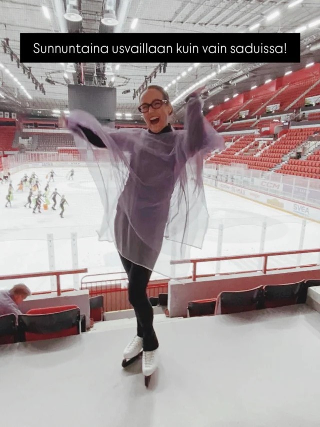 Suomen suurin jääshow! ✨

Sunnuntaina on taas meidän seuran @helsinginluistelijat jokakeväisen jääshow’n aika!

Tällä kertaa Helsingin jäähalli muuttuu satumaiseksi valtakunnaksi linnoineen, torneineen ja metsineen, kun jäällä nähdään Tähkäpään tarina.

Tarinaa on tulkitsemassa 1200 luistelijaa nuorista lupaavista tulokkaista lajin huippuihin. Myös meidän joukkue @cremedementshl on jäällä, tärkeässä usvapilven roolissa 😙

Tää on oikeasti tosi kiva tapahtuma ihan joka vuosi. Lavastus, valot, musiikki, puvustus, maskeeraus ja satumainen luistelu luovat kaksituntisesta jääshow’sta upean koko perheen elämyksen!

Meidän joukkueen koodilla ”demet” saat 10 prosentin alen lipuista lippu.fi:ssä! 💗

@jaashowtahkapaa #jääshow #luistelu #taitoluistelu #muodostelmaluistelu #aikuisluistelu