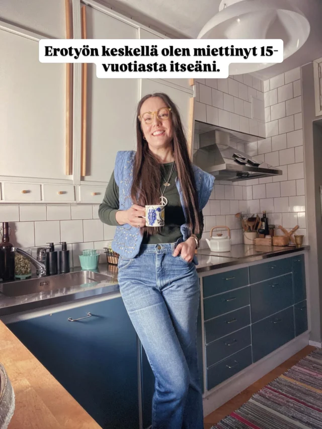 Olen erotyön keskellä löytänyt itseni miettimästä itseäni 15-vuotiaana. 

Tuon aikakiskaisun on saanut aikaan musiikki. Sillä yllättäen biisit, joita kuuntelin 15-vuotiaana ja nuorempana, osuvat kipeästi vereslihaiseen sydämeen. Ei ole väliä, mistä kappaleiden sanat edes kertovat, aikakausi on se olennainen tekijä. (Sen sijaan uudempia biisejä, ihan kunnon eromarinointisellaisiakin olen voinut ja ihan tietoisesti halunnutkin kuunnella.)

Ysärin puolivälin biisit kiskaisevat kehoni aikaan, jolloin hapuilin monien ensimmäisten kertojen kanssa. Ne vievät aikaan, kun ihastuin, petyin, seurustelin, toivoin, erosin ja rakastuinkin ensimmäisen kerran sillä tulenpalavalla intensiteetillä kuin tuon ikäisenä vain voi. 

Noihin aikoihin luukutin kolmen cd:n vaihtajan stereoistani musiikkia ja kirjoitin pakahduttavia vuodatuksia päiväkirjaani. Haaveilin, että tuolla jossain on se ihana poika, jonka kanssa tulen olemaan onnellinen loppuelämäni. Sillä tavalla kuin kirjoissa, elokuvissa ja päiväunissa.

Se että haaveet olivat tietenkin naiiveja, yksinkertaisia ja elämän monimutkaisuudesta ymmärtämättömiä, ei poista sitä, että olen sen Hannen puolesta surullinen. 

Miten selittäisin sille Hannelle, että kyllä, tuletkin sen pojan löytämään ja olemaan aivan tolkuttoman rakastunut, rakastettu ja onnellinen, mutta että tarinalla ei silti ole sillä tavalla onnellinen loppu kuin nyt, 15-vuotiaana ajattelet? 

Se Hanne ei kirjoittanut päiväkirjaansa haaveistaan olla joskus nelikymppinen, eronnut kahden lapsen äiti. Se Hanne ei uskoisi, että niin on oikeasti lopulta paras, että kokonaisuutena hyvät rakkaustarinat voivat olla myös tällaisia, jotka päättyvät, jotta jotain muuta voi alkaa. 

Sitten toisaalta se Hanne ei myöskään aivan uskoisi, kun kertoisin, minkälaista elämää olen elänyt ja nyt elän. Mitä olen tehnyt ja mitä kokenut. Ei se Hanne miettinyt, että nelikymppiset voisivat olla tällaisia! 

15-vuotias Hanne olisi alkujärkytyksen jälkeen hämmästyneen ylpeä siitä, minkälainen itsenäinen, vahva, seikkaileva, rohkea ja omia arvojaan sekä tunteitaan kuunteleva badass hän tulevaisuudessa onkaan!