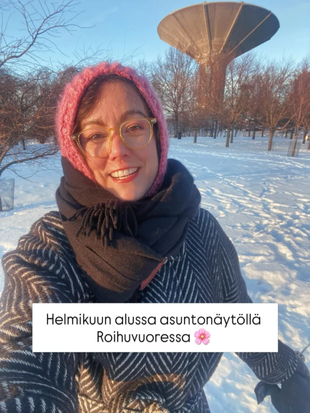 Ei käyty lasten kanssa lopulta katsomassa kuin yhtä asuntoa. Mikään muu ei kuvissa tai papereiden perusteella vaikuttanut siltä, että kannattaisi edes vaivautua.

Mutta tää yksi, se tuntui heti kodilta. Siltä, että näiden seinien sisään rakennan uuden ihanan, turvallisen, kauniin ja rakkaudesta lämpöisen kodin mulle ja lapsille. 

Mietin, voinko tarjota asunnosta, jos en edes käy katsomassa muita. Mutta kun sen vain tietää, tuntee 💗

Koti löytyi jo helmikuun alussa, mutta ei varmuus siitä, että sen saan. Ensin olin kaikenlaista osituksen valmisteluun liittyvää paskaa ja pakokauhua. 

Ja kun sitten lopulta pystyin tehdä uudesta kodista tarjouksen ja se hyväksyttiin, oli tarjouksessani pakko olla ehto. Edellinen koti pitää olla ensin myytynä. Jos joku massihemmo olisi päättänyt tehdä ehdottoman tarjouksen isommalla summalla sitä odotellessa, se olisi ollut siinä.

Tää on karseaa aikaa erota, kun omistusasunnot eivät liiku. Pahimmassa tapauksessa eronneet joutuvat asua eksänsä kanssa saman katon alla kuukausia, vuosia, kun koti ei mene kaupaksi.

En saata edes kuvitella, miten kamalaa sellainen raunioilla jumissa oleminen on. Ihan jo pelkkä eromankeli riittää tiristämään ilmat pihalle.

Mulla ja eksällä oli onnea, kun yhdessä omistamamme koti meni kaupaksi muutamassa viikossa. 

Vaikka viralliset paperit vielä pyörivät byrokratian rattaissa, uskaltanen sanoa: musta ja lapsista tulee roihuvuorelaisia! 💗

Helmikuun pakkasilla asuntonäytöllä ollessamme mietin, että voi kun kävisi näin: kun Roihuvuoren Kirsikkapuiston puut kukkivat, on munkin nupuillaan olevan uuden elämän aika puhjeta kukkaan. 

Ja kyllä kyllä kyllä, mä olen ihan valmiina ryöpsähtämään yltympäriinsä! 🌸💗😻