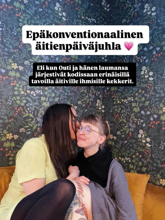 Äidiksi tultuani mä taistelin pitkään sitä vastaan, että äitiys voisi yhdistää ihmisiä. 

Yksi naisvihan muoto sekin, ajatella, että kaikki äidit ovat sellaisia (millaisia, en minä tainnut saada siitä ajatuksesta kiinni edes silloin), ja että minähän olen jotain muuta (mitä, en todellakaan tiedä). 

En käynyt perhekerhoissa tai edes leikkipuistoissa, sillä niissä oli NIITÄ. Pelkäsin holahtavani äitiyden mustaan aukkoon, jossa en puhuisi muusta kuin kestovaipoista, imetyssykleistä ja väsymyksestä.

Nyttemmin toivon, että olisin jo aikaisemmin antanut periksi ja hypännyt pelkäämäni mustaan aukkoon pää edellä ja nauttien. Etäältä katsoen se vaihe elämässä on intensiivinen mutta hurjan lyhyt ja erityinen.

Ja etenkin: onneksi vastustelustani ja vaikeilustani huolimatta he liukuivat elämääni salakavalasti, muut äidit. 

Nykyään voin onneksi todeta, että iso osa elämäni tärkeistä ihmisistä on suoraan tai välillisesti äitiyteni kylkiäisenä tullutta. Kuten Outi ja hänen koko kollektiivinsa joskus 14 vuotta sitten.

Kaikki äidit eivät ole yhdestä muotista, tietenkään, mutta äitiys yhdistää, tietenkin ❤️