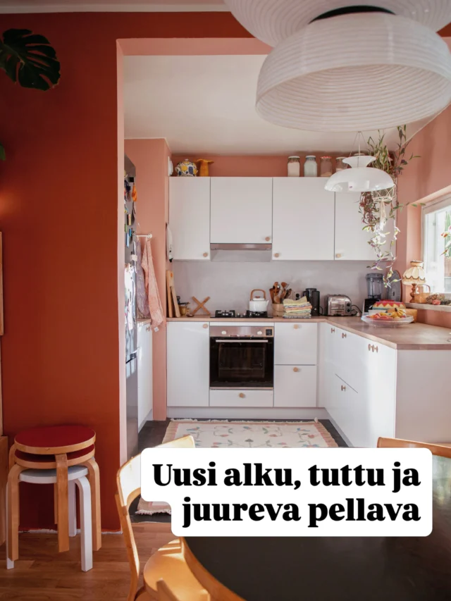 〰️ Mainos: @lapuankankurit 〰️ Elämä muuttuu, kodit vaihtuvat, mutta rakkauteni pellavaan pysyy mukana ❤️

Lapuan Kankurit ja heidän pellavansa tulivat elämääni viitisentoista vuotta sitten. On suloista ajatella, minkälaisia elämänvaiheita olemme yhdessä kokeneet, mä ja niin ikään lakeuksilta kotoisin olevat pellavatuotteet.

Nyt sitten pellava on ollut tuomassa tuttua juurevuutta uuteen kotiin; niin keittiöön, makkariin, kylpyhuoneeseen kuin taloyhtiön saunavuorollekin.

Jos sinullakin on tarvetta pellavatekstiileille, saat 20 prosentin alennuksen Lapuan Kankureiden verkkokaupassa alekoodilla HANNE20. Koodi on voimassa 31.8. asti.

Ja kun kerran aletaan, niin laitetaan vielä arvontakin! Voit voittaa vapaavalintaisen Lapuan Kankureiden kylpypyyhkeen tykkäämällä tästä postauksesta ja kertomalla kommenteissa, minkä pyyhkeen valitsisit. Mä valitsin vohvelisidoksisen LUOTO kylpypyyhkeen. Sävyssä pellava-ruskea on kiva yhdistelmä klassista tiilenpunaista. Arvontaan on aikaa osallistua 31.8. asti, ja mä olen voittajaan yhteydessä henkilökohtaisesti 😘

#lapuankankurit #lähiökolmio #värikäskoti #scandinavianhome #pellava